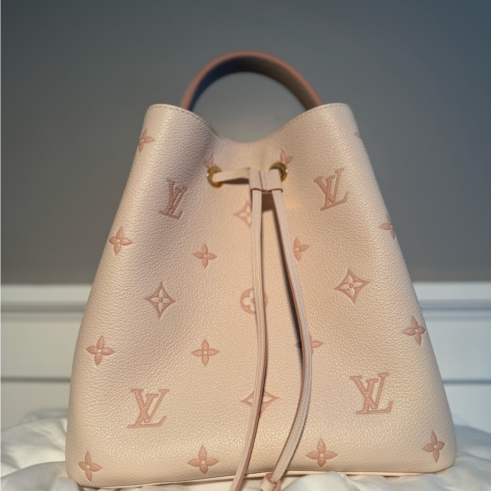 Louis Vuitton Néonoé MM Leather Monogram Bucket Bag